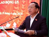 Trưởng Ban Tuyên giáo và Dân vận Trung ương tặng quà các gia đình chính sách tại Tuyên Quang