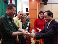 Trưởng Ban Tuyên giáo và Dân vận Trung ương tặng quà các gia đình chính sách tại Tuyên Quang