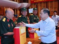 Phó Thủ tướng Thường trực Phạm Gia Túc thăm, tặng quà người có công, công nhân, người lao động tỉnh Quảng Ninh