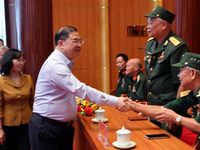 Phó Thủ tướng Thường trực Phạm Gia Túc thăm, tặng quà người có công, công nhân, người lao động tỉnh Quảng Ninh