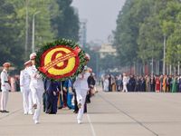 Đoàn đại biểu tham dự Đại hội Mặt trận Tổ quốc Việt Nam vào Lăng viếng Chủ tịch Hồ Chí Minh