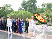 Đoàn đại biểu tham dự Đại hội Mặt trận Tổ quốc Việt Nam vào Lăng viếng Chủ tịch Hồ Chí Minh
