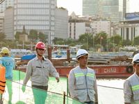 Cầu đi bộ lá dừa nước vượt sông Sài Gòn tăng tốc về đích