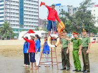 Công an, thanh niên xuống biển, về trường dạy kỹ năng thoát đuối nước dịp hè