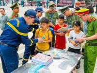 Công an, thanh niên xuống biển, về trường dạy kỹ năng thoát đuối nước dịp hè