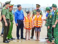 Công an, thanh niên xuống biển, về trường dạy kỹ năng thoát đuối nước dịp hè
