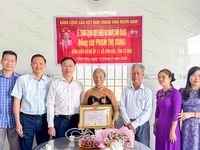 Trao Huy hiệu Đảng đợt 19/5 cho các đảng viên lão thành