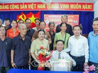 Trao Huy hiệu Đảng đợt 19/5 cho các đảng viên lão thành