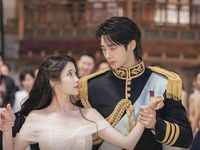 Perfect Crown: Phim Hàn ngọt 'quắn quéo' hút 2,1 tỷ lượt xem, Byeon Woo Seok đẹp chuẩn hoàng tử, IU mất điểm vì bộ móng tay