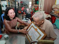 TPHCM: Trao Huy hiệu Đảng, tuyên dương điển hình học Bác