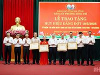 Trao Huy hiệu Đảng cho các đảng viên ở phường Sông Trí, xã Can Lộc