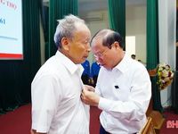 Trao Huy hiệu Đảng cho các đảng viên ở phường Sông Trí, xã Can Lộc