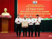 Trao Huy hiệu Đảng cho các đảng viên ở phường Sông Trí, xã Can Lộc