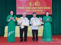 Trao tặng Huy hiệu Đảng cho 12 đảng viên Đảng bộ xã Hương Cần
