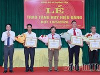 Trao tặng Huy hiệu Đảng cho 12 đảng viên Đảng bộ xã Hương Cần