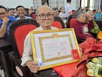 Trao tặng Huy hiệu Đảng cao quý cho 119 đảng viên lão thành