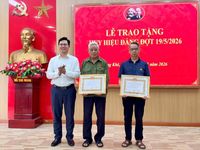 Các xã, phường trao Huy hiệu Đảng cho đảng viên đợt 19/5