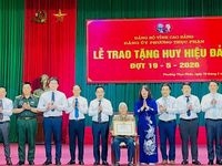 Các xã, phường trao Huy hiệu Đảng cho đảng viên đợt 19/5