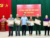 Các xã, phường trao Huy hiệu Đảng cho đảng viên đợt 19/5
