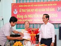 Nhiều địa phương tổ chức trao Huy hiệu Đảng đợt 19/5