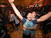 Cầu thủ, cổ động viên Arsenal mở hội mừng chức vô địch Ngoại hạng Anh