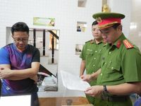 Bắt quả tang cán bộ thuế nhận 100 triệu đồng từ giám đốc công ty