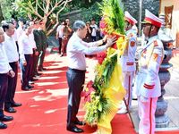 Thủ tướng Lê Minh Hưng dâng hương tại Di tích quốc gia đặc biệt hang Tám Cô