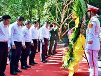 Thủ tướng Lê Minh Hưng dâng hương tại Di tích quốc gia đặc biệt hang Tám Cô