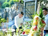 Thủ tướng Lê Minh Hưng dâng hương tại Di tích quốc gia đặc biệt hang Tám Cô