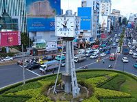 Người dân lúng túng ngày đầu phân luồng mới ở vòng xoay Điện Biên Phủ