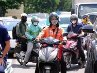 Người dân lúng túng ngày đầu phân luồng mới ở vòng xoay Điện Biên Phủ
