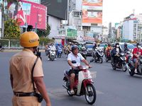 Người dân lúng túng ngày đầu phân luồng mới ở vòng xoay Điện Biên Phủ