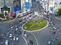 Người dân lúng túng ngày đầu phân luồng mới ở vòng xoay Điện Biên Phủ