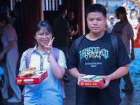 Sĩ tử đội nắng đến Văn Miếu - Quốc Tử Giám cầu may trước kỳ thi quan trọng