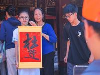 Sĩ tử đội nắng đến Văn Miếu - Quốc Tử Giám cầu may trước kỳ thi quan trọng