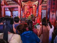 Sĩ tử đội nắng đến Văn Miếu - Quốc Tử Giám cầu may trước kỳ thi quan trọng