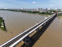 'Đội nắng 40 độ' gấp rút hoàn thiện sửa chữa cầu Long Biên
