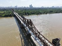 'Đội nắng 40 độ' gấp rút hoàn thiện sửa chữa cầu Long Biên