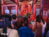 Sỹ tử đội nắng đến Văn Miếu-Quốc Tử Giám cầu may trước kỳ thi quan trọng