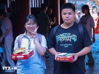 Sỹ tử đội nắng đến Văn Miếu-Quốc Tử Giám cầu may trước kỳ thi quan trọng
