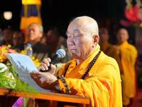 Lâm Đồng: Lễ thắp sáng 7 đóa sen hồng trên hồ Xuân Hương Kính mừng Khánh đản Đức Phật