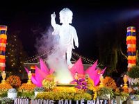 Lâm Đồng: Lễ thắp sáng 7 đóa sen hồng trên hồ Xuân Hương Kính mừng Khánh đản Đức Phật