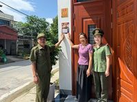 'Đi từng ngõ, dán từng nhà' – Lan tỏa đường dây nóng phòng, chống ma túy