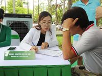Người dân hào hứng khám sức khỏe miễn phí tại Ngày Dinh dưỡng cộng đồng Việt Nam lần 6