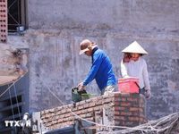 Nắng như đổ lửa, người lao động chật vật mưu sinh giữa thời tiết khắc nghiệt