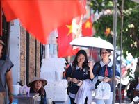 Nắng như đổ lửa, nhịp sống Hà Nội vẫn không ngừng chuyển động