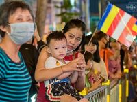 Hàng ngàn người cung rước kiệu Đức Phật sơ sinh từ chùa Ấn Quang về Việt Nam Quốc Tự