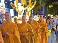 Hàng ngàn người cung rước kiệu Đức Phật sơ sinh từ chùa Ấn Quang về Việt Nam Quốc Tự
