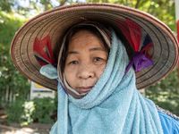 Nắng nóng Hà Nội đỉnh điểm: Những hình ảnh muôn kiểu chống nóng để mưu sinh ở Hà Nội