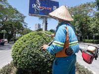 Nắng nóng Hà Nội đỉnh điểm: Những hình ảnh muôn kiểu chống nóng để mưu sinh ở Hà Nội
